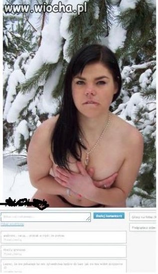 "gryzienie wargi"jest, schowane piersi są...