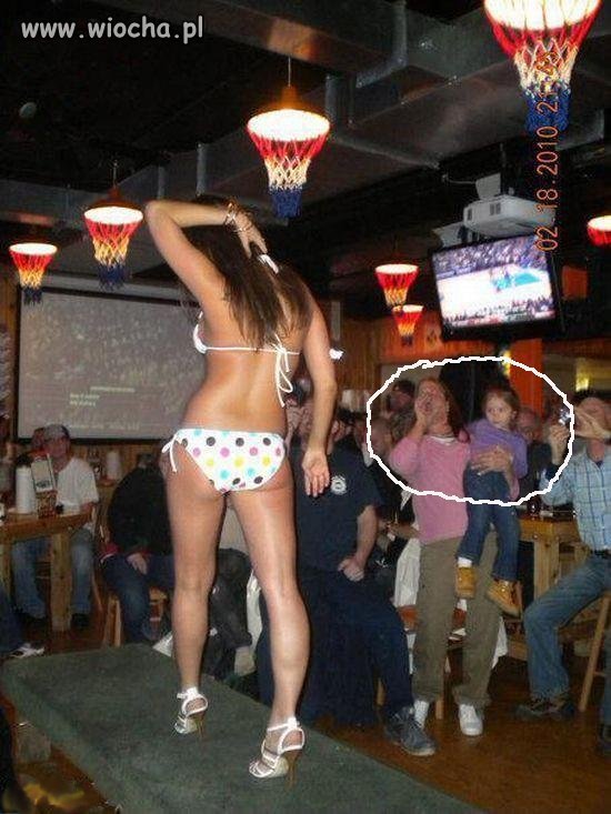 Na striptiz z córeczką
