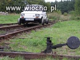 Maluch zapiernicza na torach kolejowych