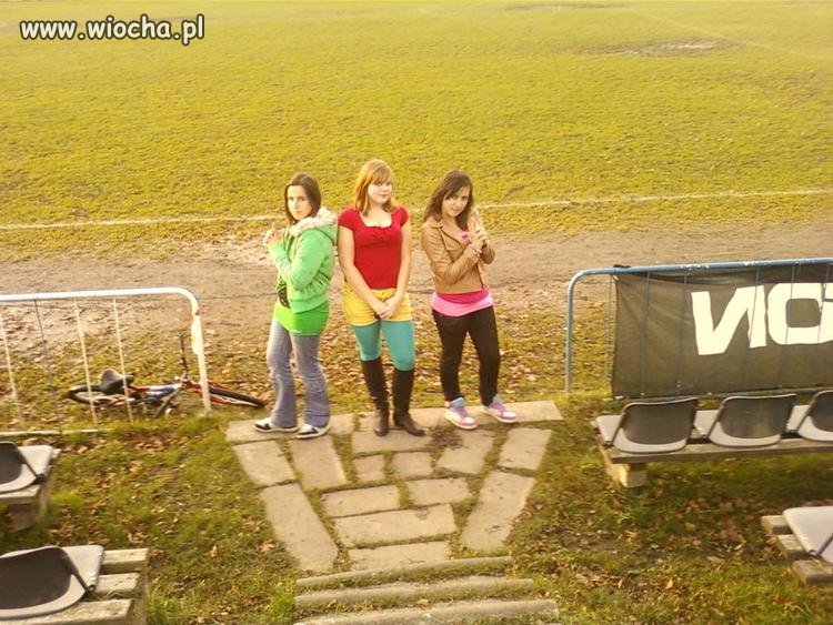 Dziewczyna po środku ma niezłą stylistkę