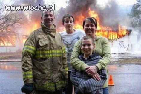 A tam. Zrobimy sobie fotkę ze strażakiem.