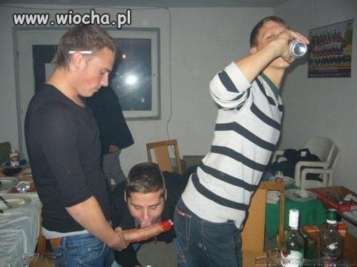 Duzi chłopcy z zabawkami.