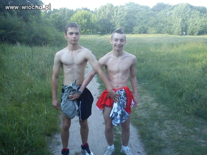 Patrz, stoimy bez spodni 
