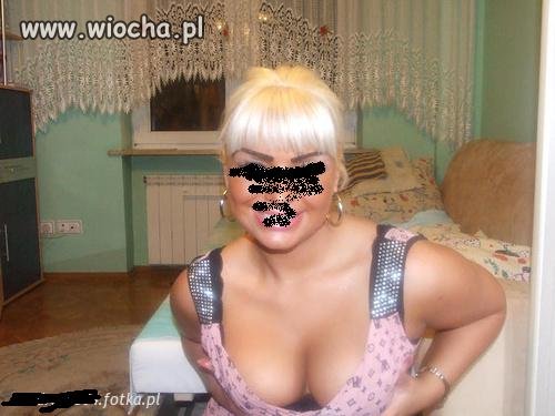 Cycki są... tlenione włosy są... namalowane brwi są...