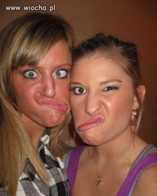 Trochę je wykrzywiło