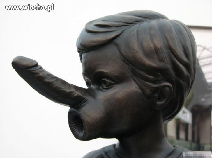 Te posągi.