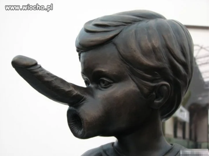Te posągi.