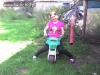 Wiejski Motocyklista na plastikowym motorku 