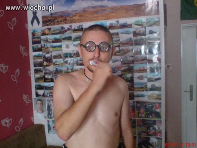 Prezes Wojtek myje zęby 