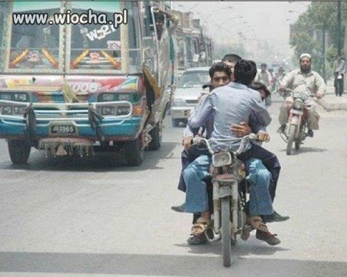 Kto prowadzi ten motocykl