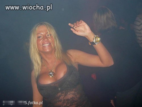Dobra zabawa i coś jej wyskoczylo ze stanika !!!