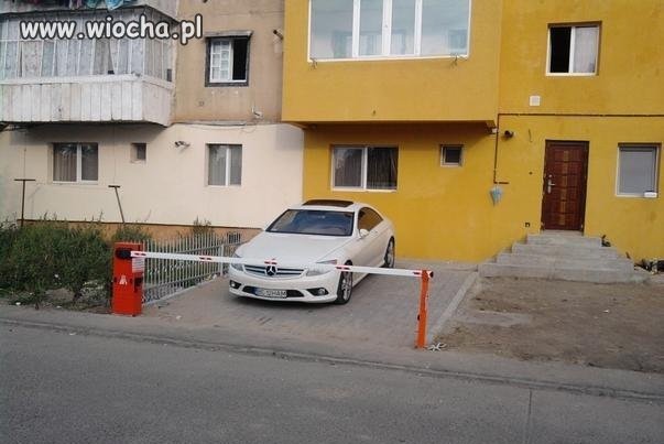 PODJAZD tylko dla pojazdów uprzywilejowanych...