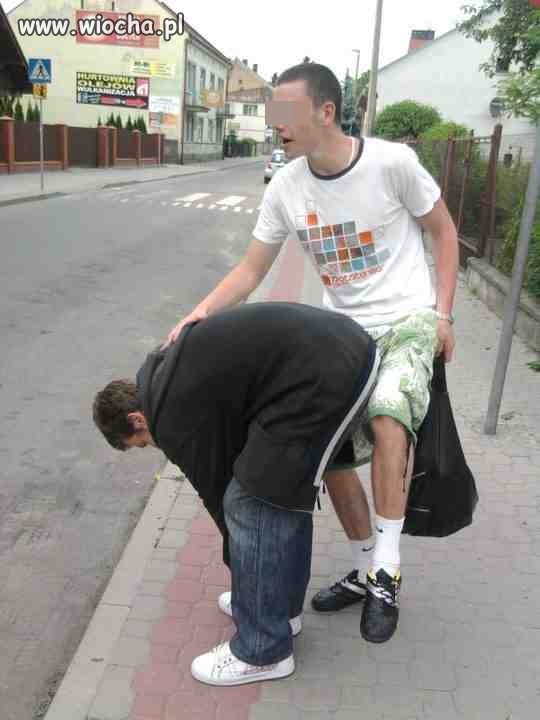 Bierze go od tylca
