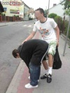 Bierze go od tylca