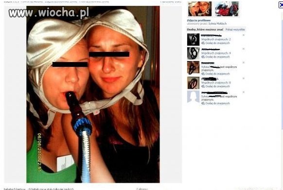 Stanik na głowie, szisza, kartka w dekoldzie