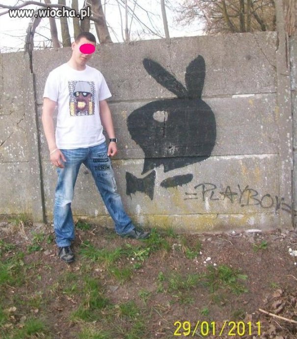 Sądzi, że jest Playboy'em. 