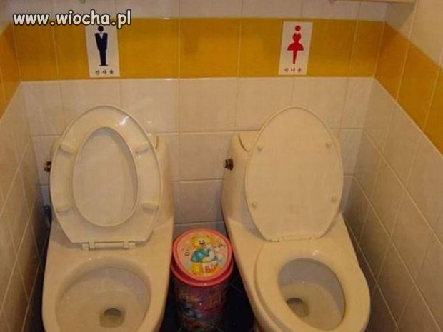 Toaleta męska i damska oddzielone koszem na śmieci...