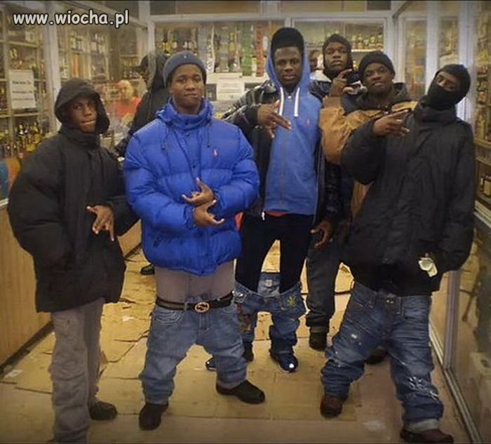Na widok flashu pospadały chłopaczkom spodnie