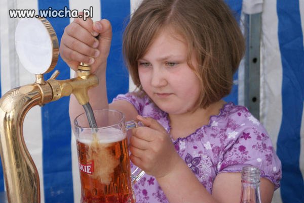 Dziecko wlewające sobie piwo..