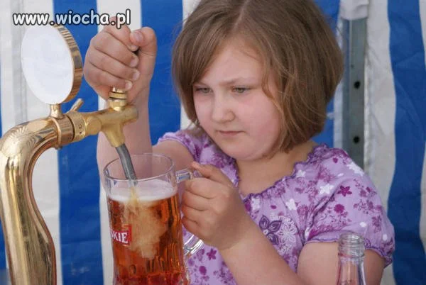 Dziecko wlewające sobie piwo..