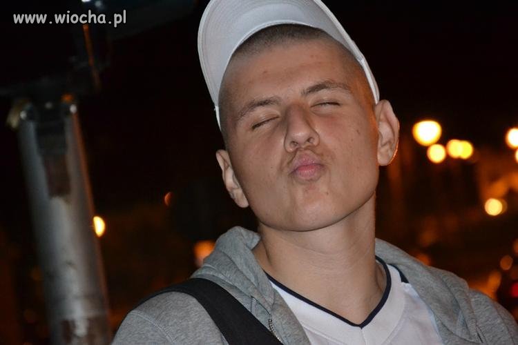 Która chętna na dzióbka?