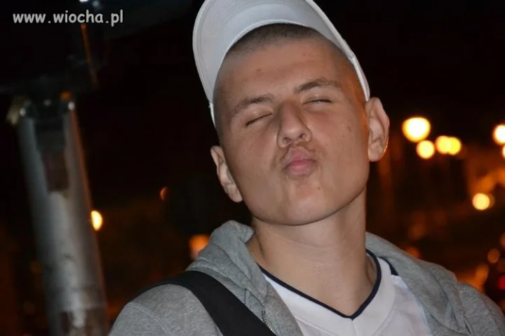 Która chętna na dzióbka?