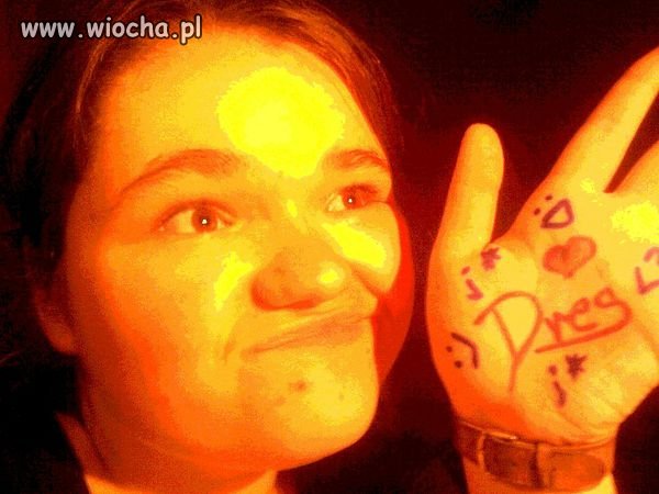 Wygląda jak by jej się do ubikacji chciało 