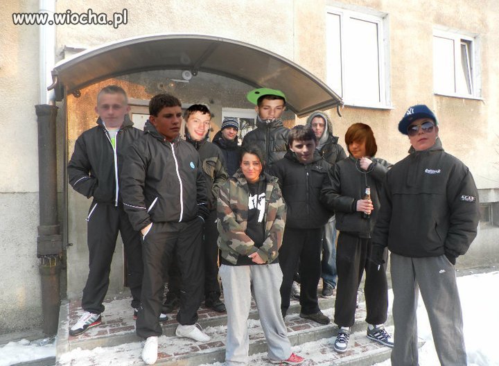 Z chlopakami pod klatka...