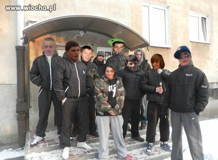 Z chlopakami pod klatka...
