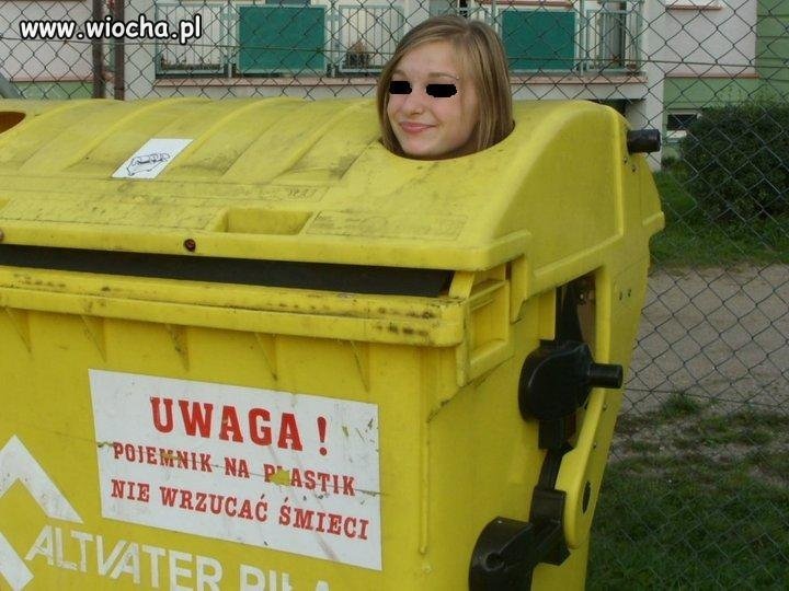 UWAGA ! POJEMNIK NA PLASTIK NIE WRZUCAĆ ŚMIECI!