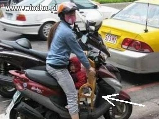 Kazali w foteliku więc w foteliku 