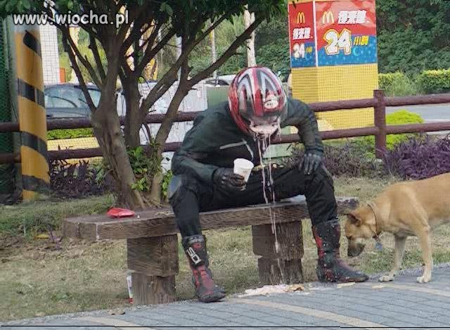Zapomnieć zdjąć kask to lepiej