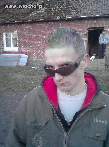 Kolorowe włosy, różowy kaptur, okulary