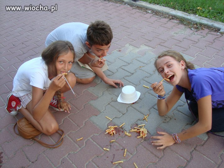 Wpierdzielaj frytki z ziemi