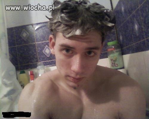 Myje włosy