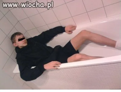 Słit focia w wannie.