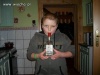 Dziecko chwalące się alkoholem
