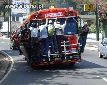 Jedzie autobus z daleka