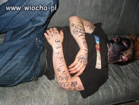 Ktoś wygląda jak by wpadł do odkrywki smoły.