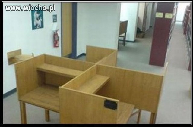 Stolik w bibliotece