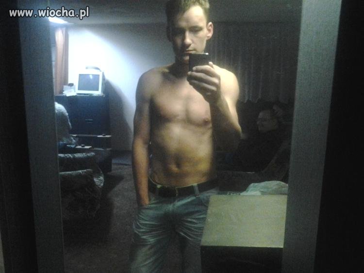 Słit focia w lustrze bez koszulki 