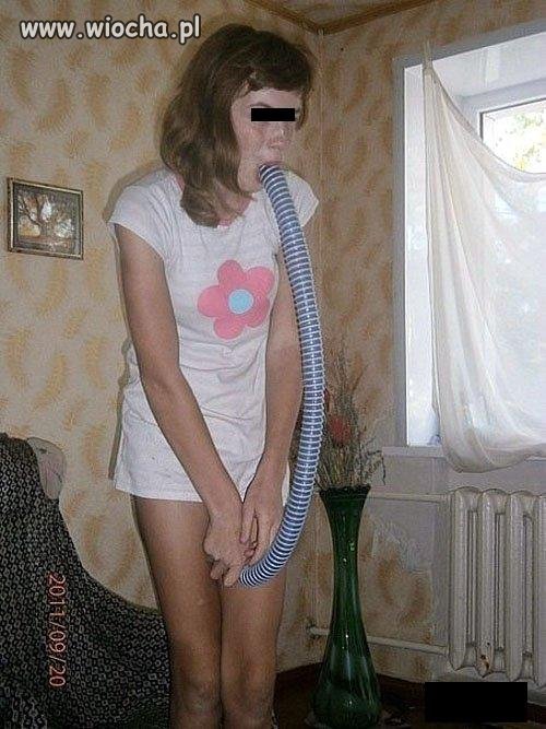 Dmucha w rurę, którą ma włożoną w du..