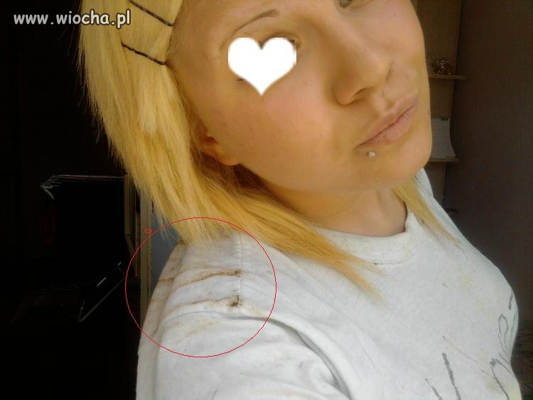 Co ona ma na bluzce...