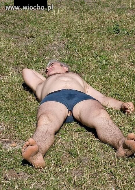 Latem na trawie w majtach