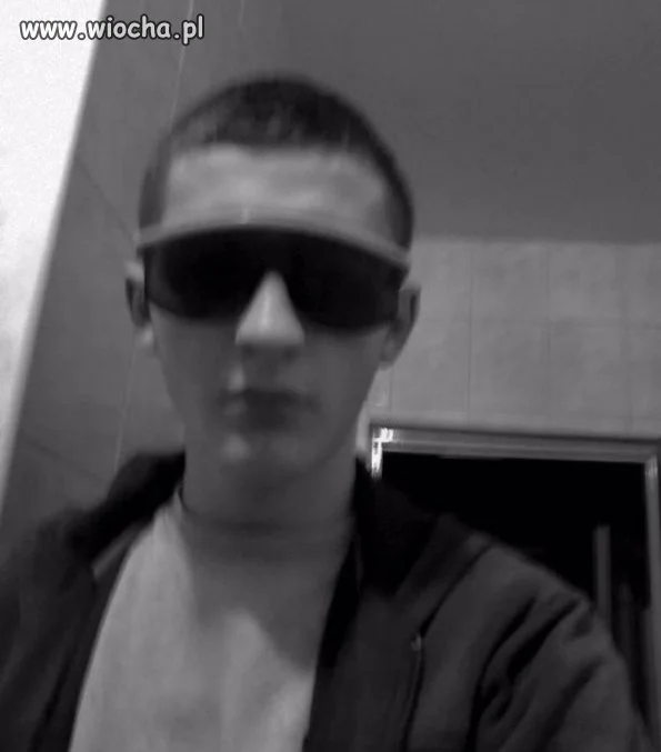 Lans na ciemne okulary w kiblu GANGSTA