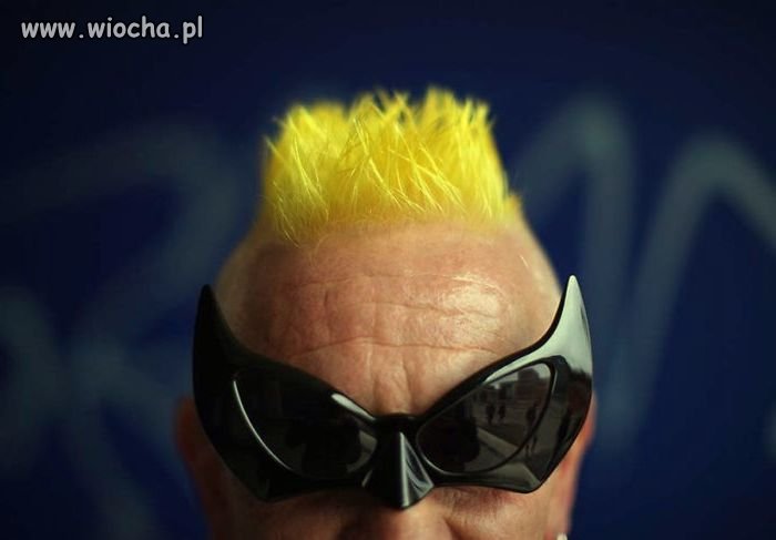 Koleś musiał się pochwalić nową fryzurą 