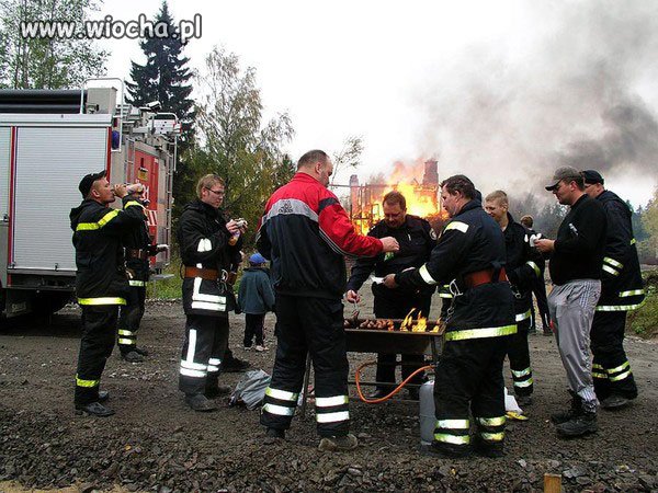 Tam w oddali coś się pali