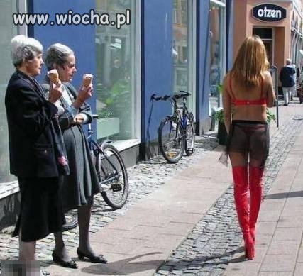 Koment babci:   Ale się ubrała