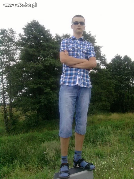 Widać że polak sandały+skarpetki...