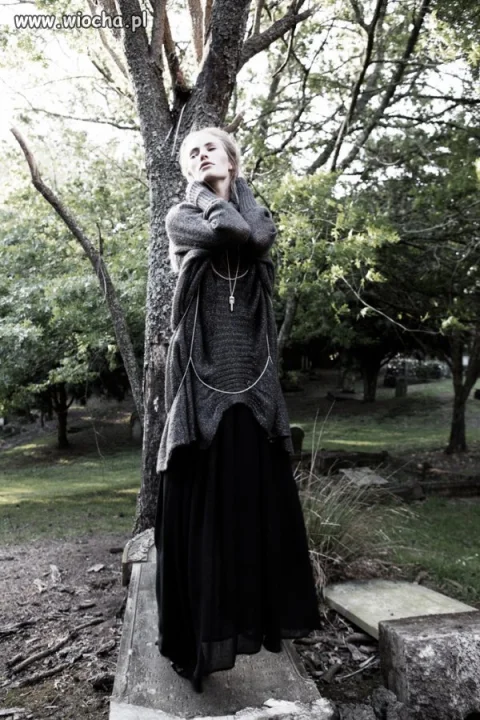 Pokaz mody na cmentarzu?